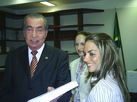 Senador João Durval presenteia Comissão com alguns de seus livros